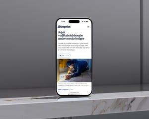 mockuuups-iphone-16-mockup-on-marble-platform